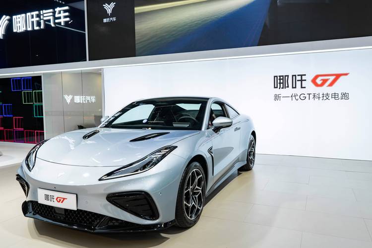 成都267哪吒汽车在智能汽车领域的表现，领途汽车在新能源汽车市场中的影响力